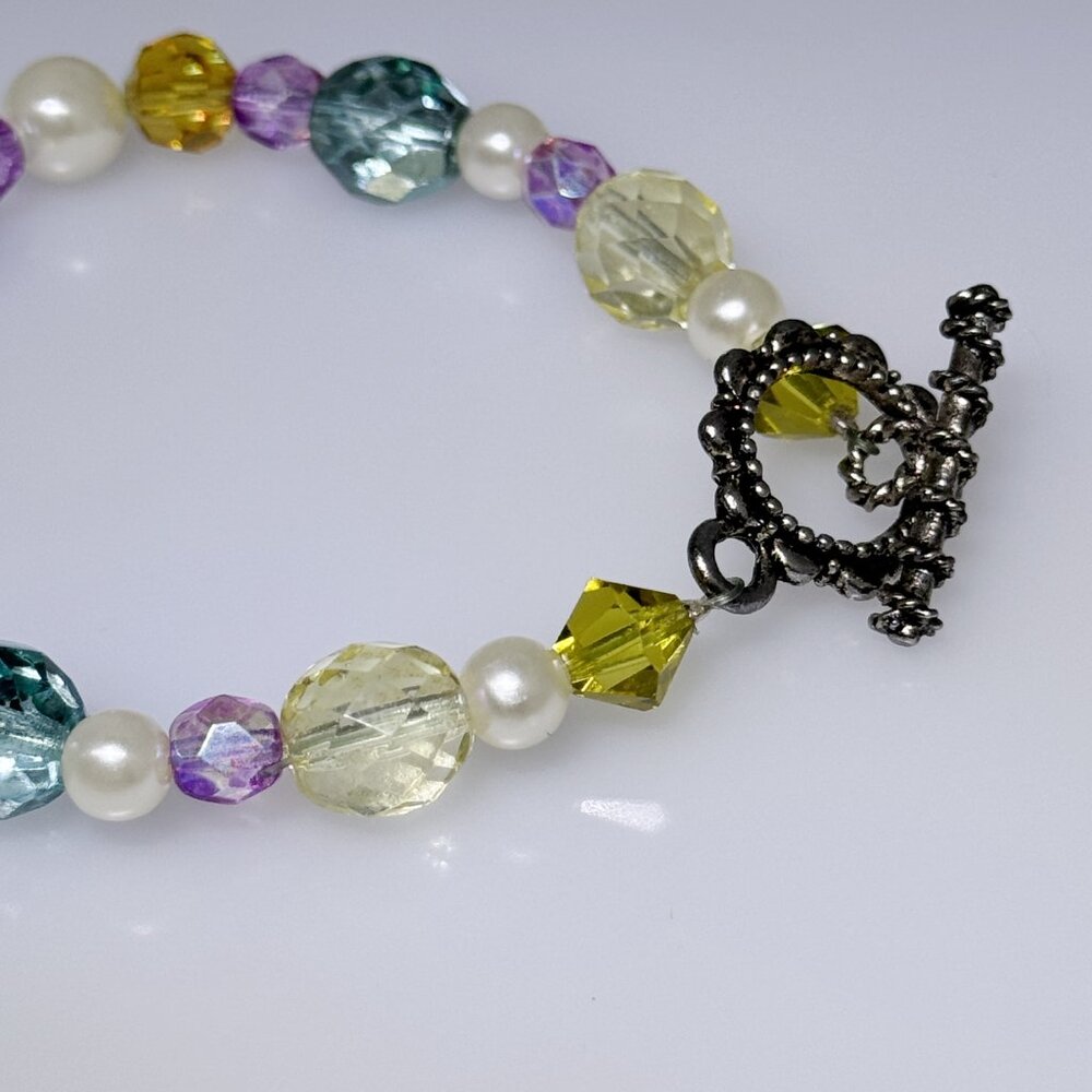 Multi colored beaded bracelet, cute, colorful, plastic and glass beads, 7" - Picture 4 of 6